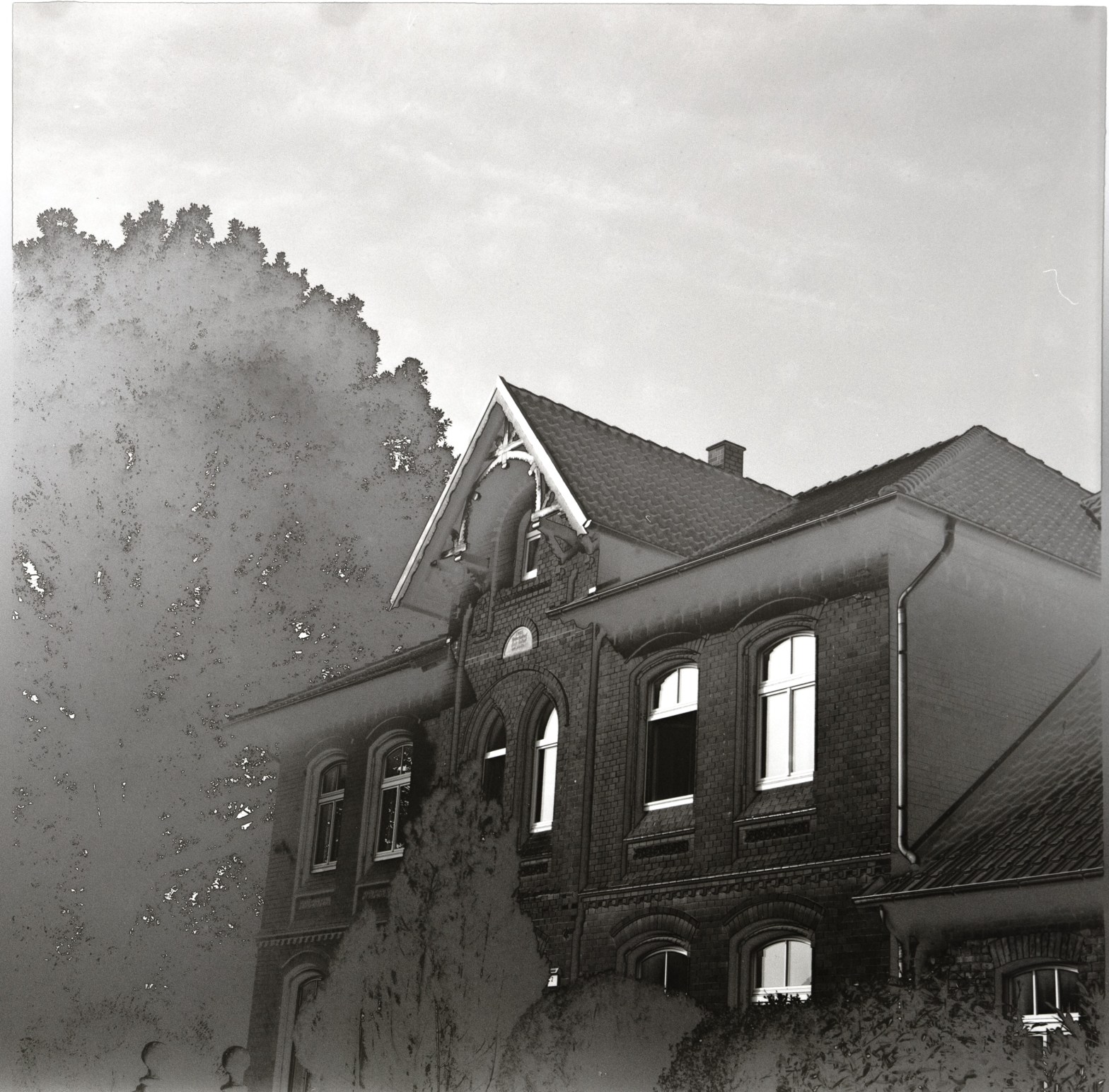 Black and white photo of the Viewfinder Villa